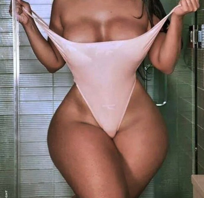 Голые женщины с шикарными формами