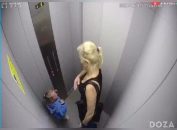 Девочка в лифте