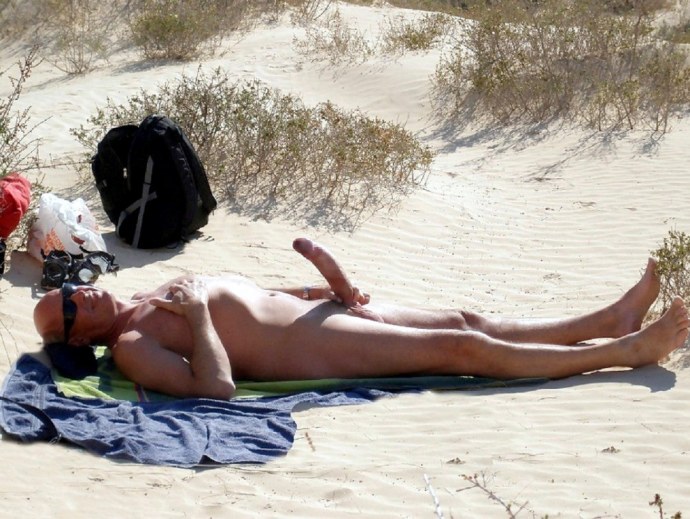 Голые молодые парни на пляже