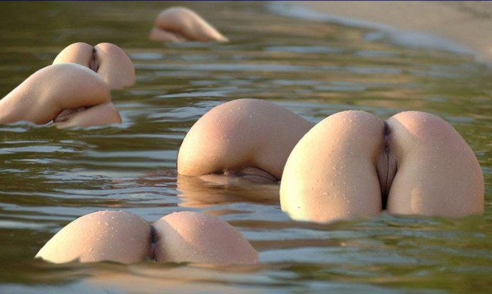 Голые женские попы в воде