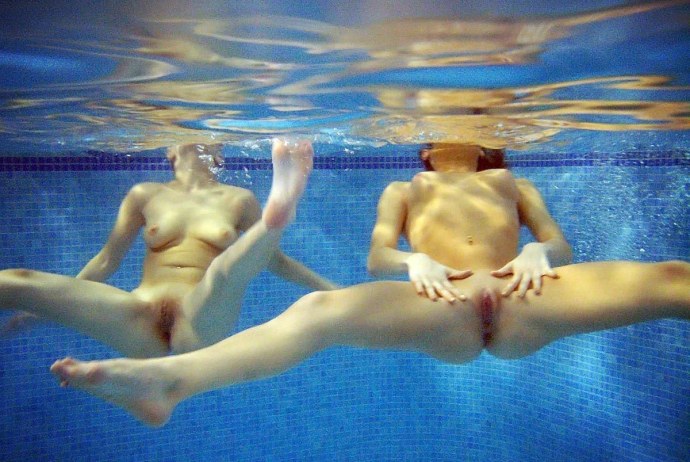 Голые синхронистки в воде