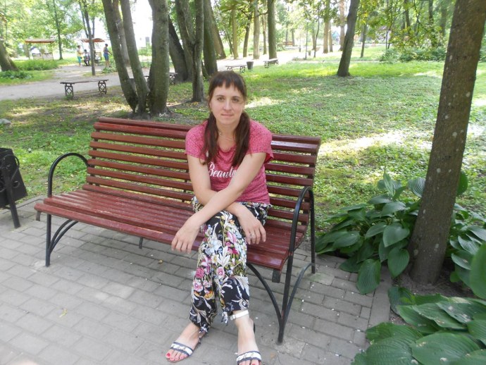 Девушка выгибается