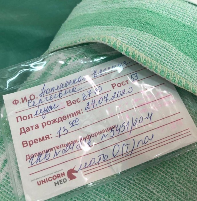 Ребенок с биркой в роддоме