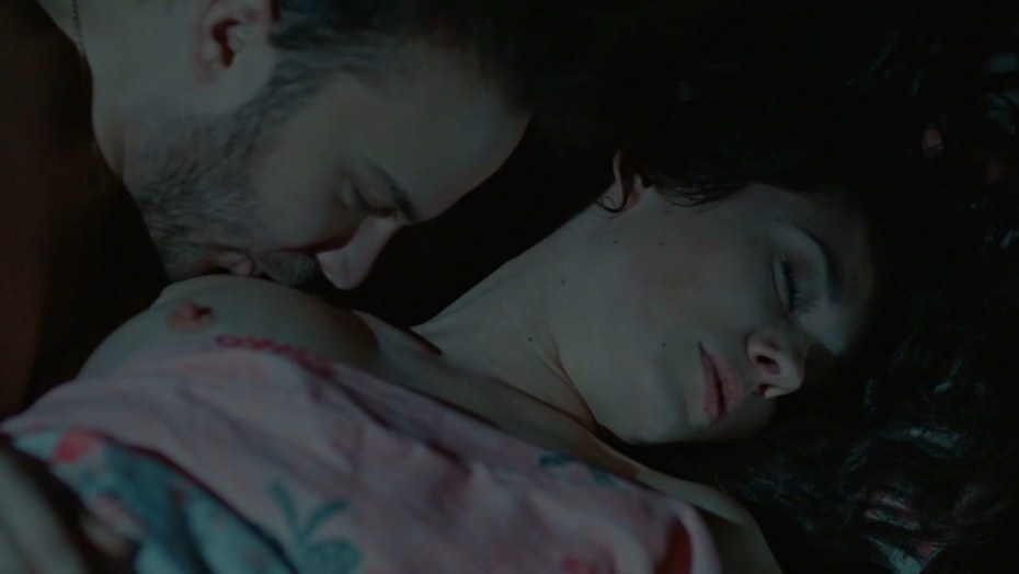 Голая Эмми Россам в сериале