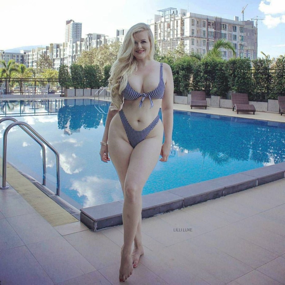 Lilli Luxe Plus-Size модель