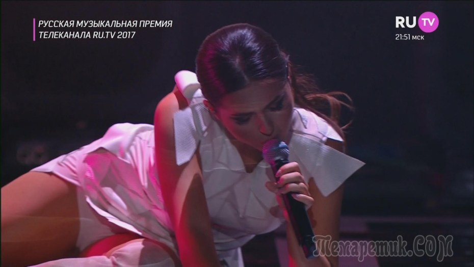 Певица Нюша в трусах