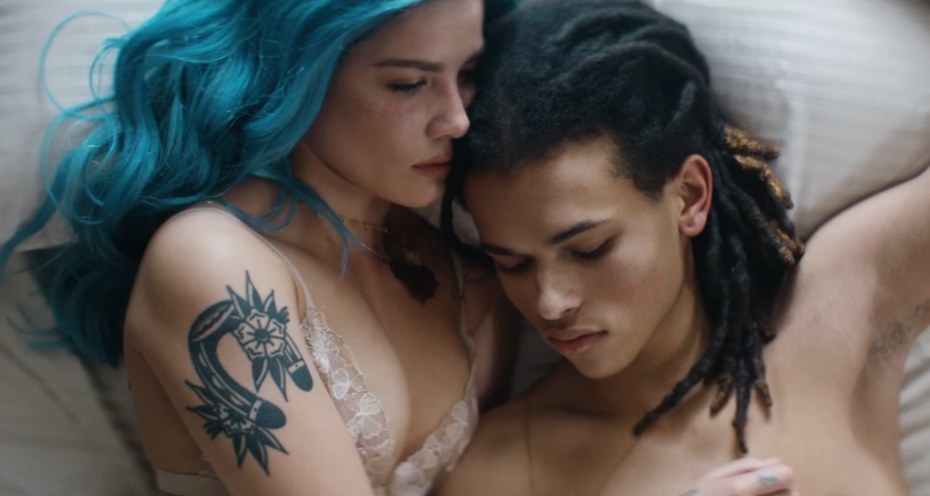 Naked woman show her sex highdef photos by Halsey down