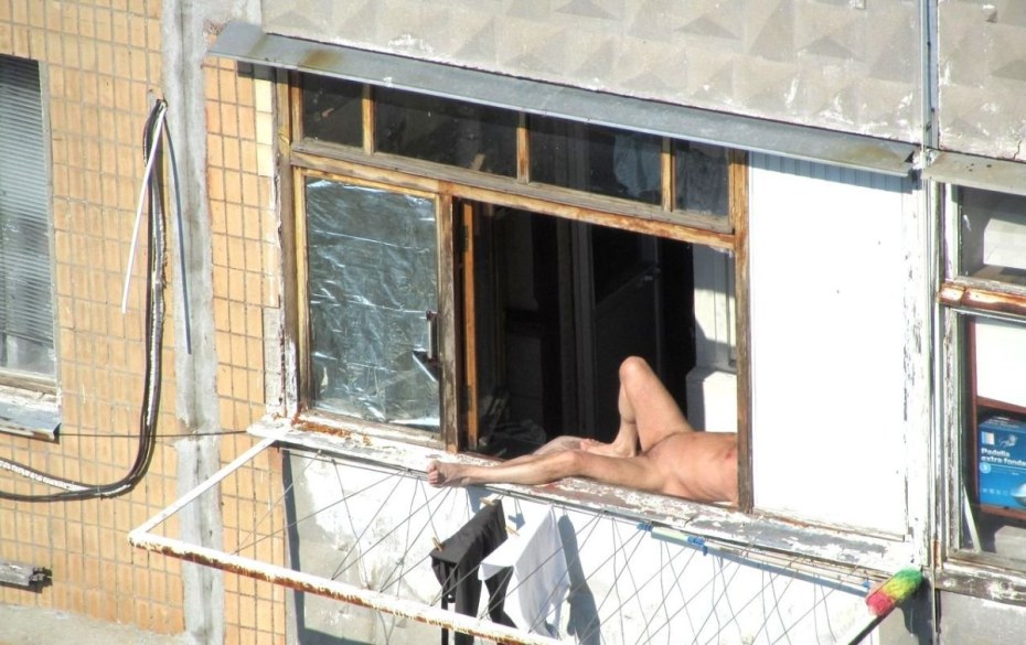 Загорает на балконе