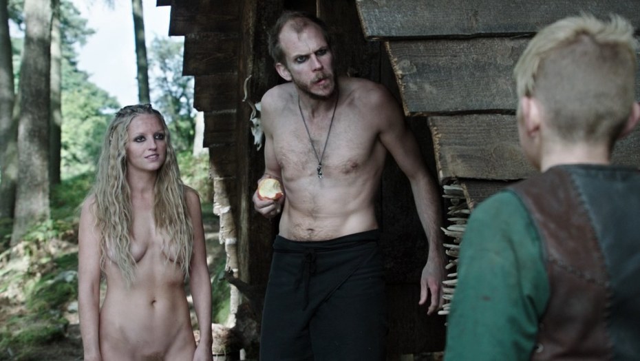 Голая Maude Hirst из сериала Викинги