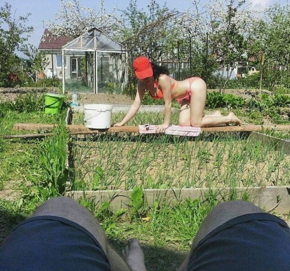 Девки на грядках на даче