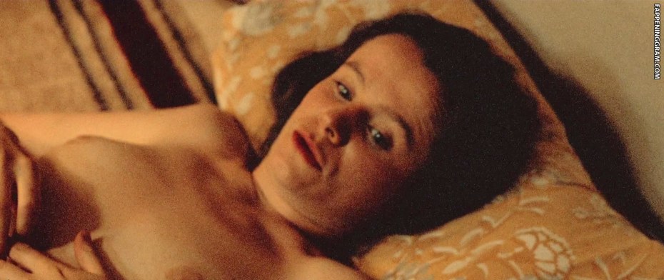 Эмили Уотсон рассекая волны nude
