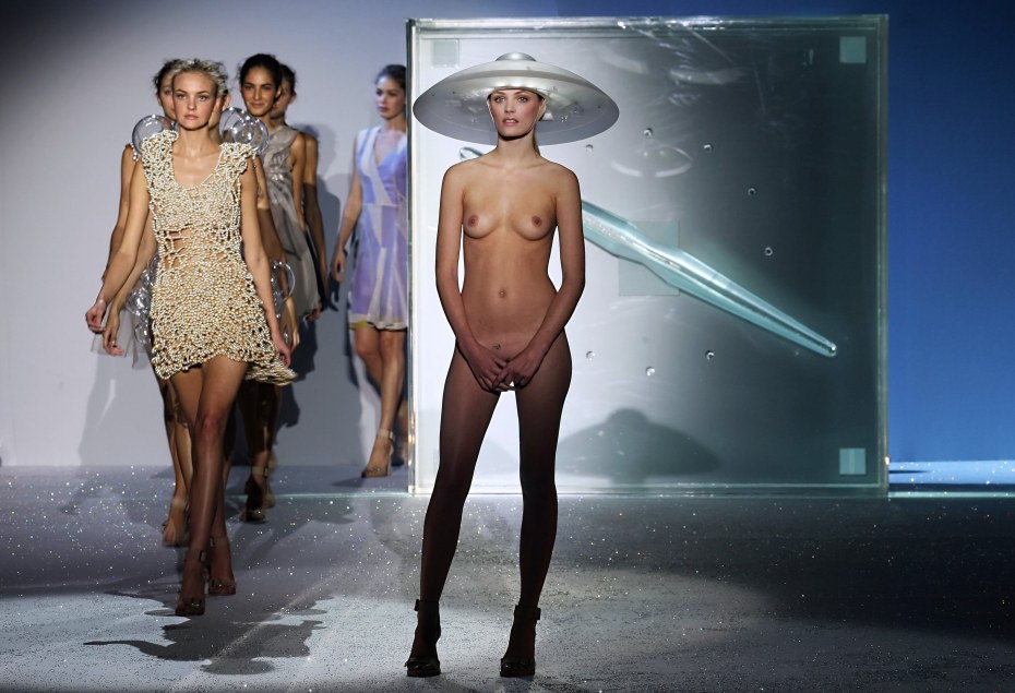 Alejandra Guilmant голая на подиуме
