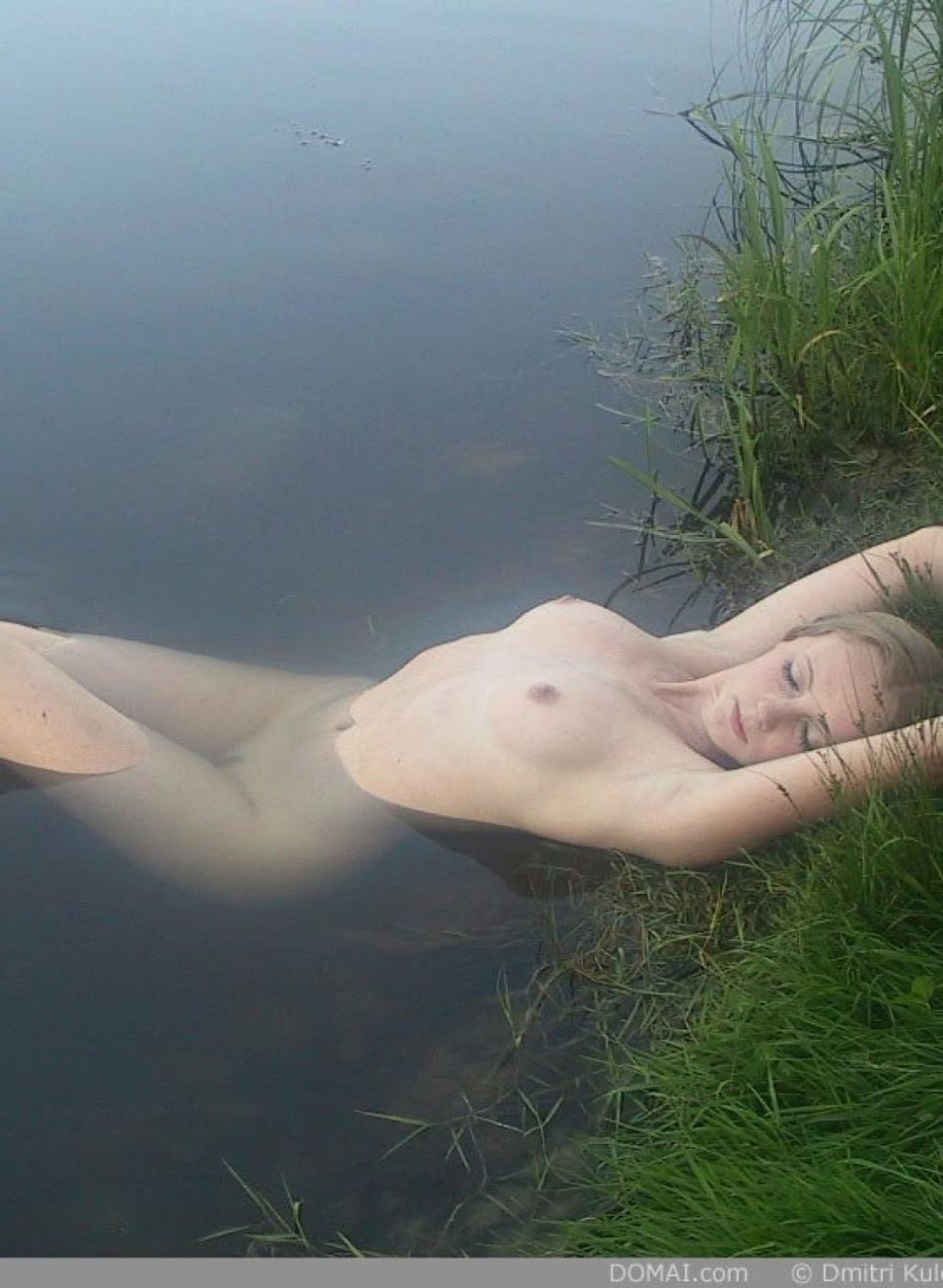 Голое купание в водоеме