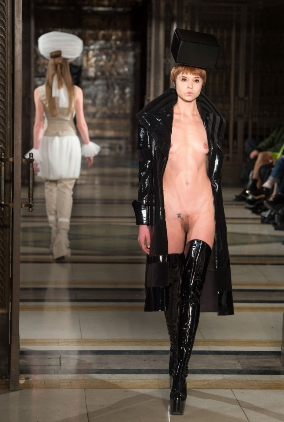 Чарли Ле Минду Charlie le naked