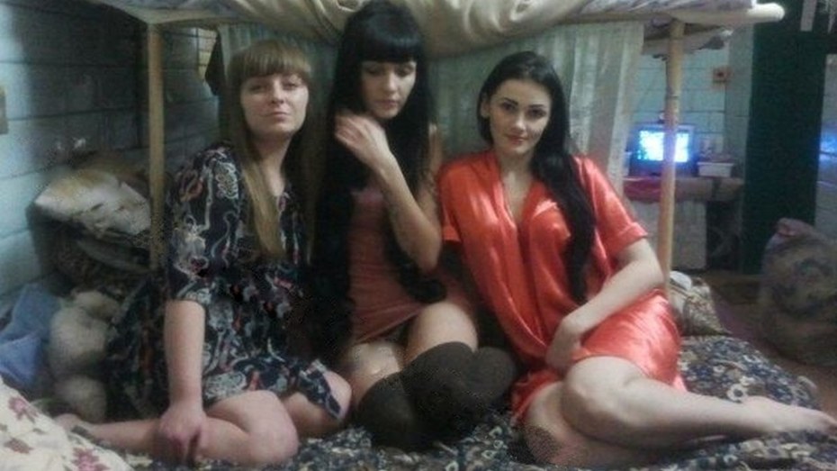 Phoenix Marie в тюрьме с надзирателем