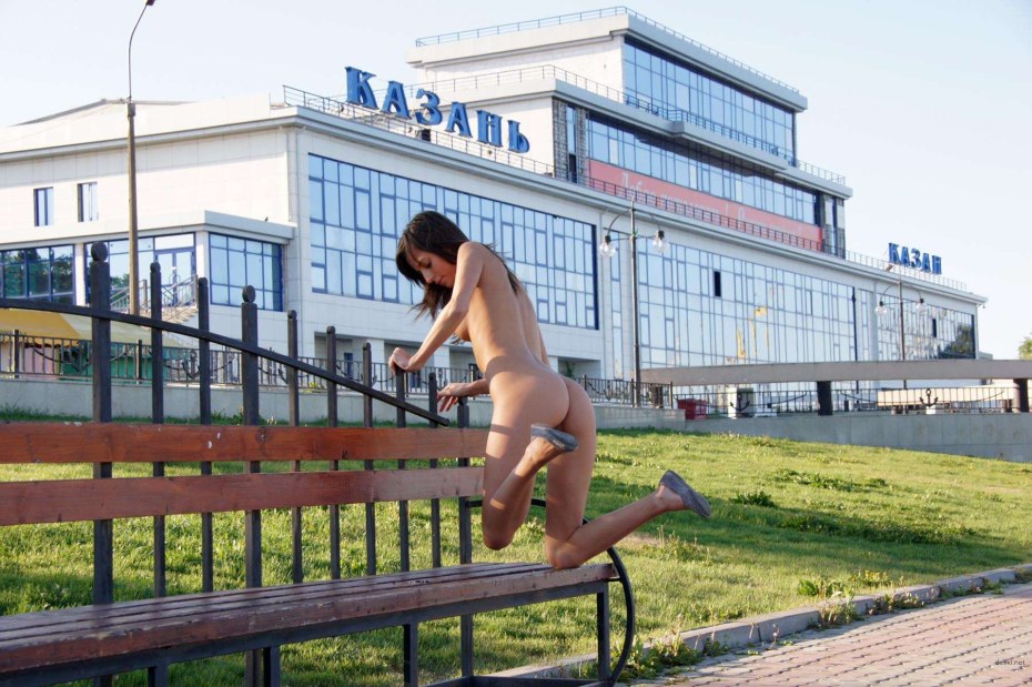 Девушка раздевается на вокзале