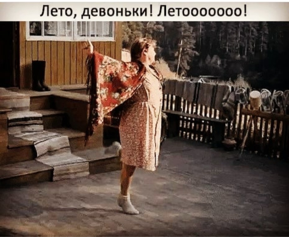 Ноги в колготках под столом