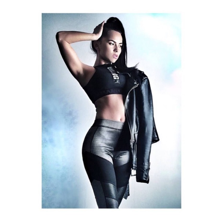 Певица Inna фигура
