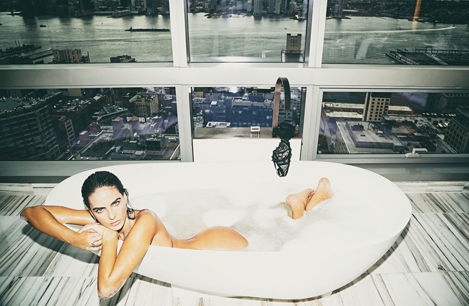 Lyna Perez в бикини