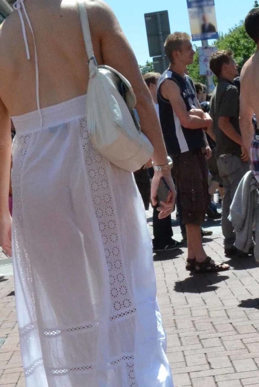 Прозрачное платье на голое тело