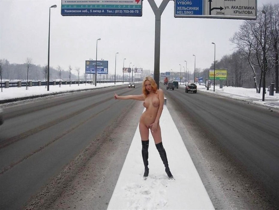 Голые женщины на трассе